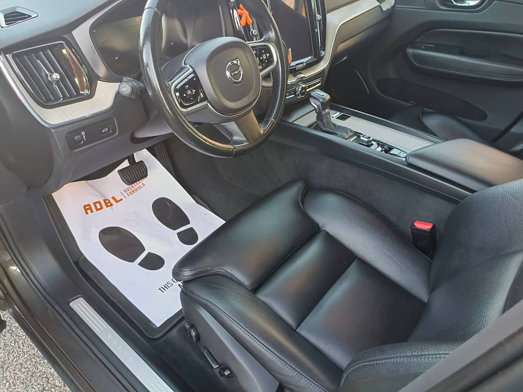 Ruční čištění interiéru auta – DETAIL: ošetření kožených sedaček v Berounsku