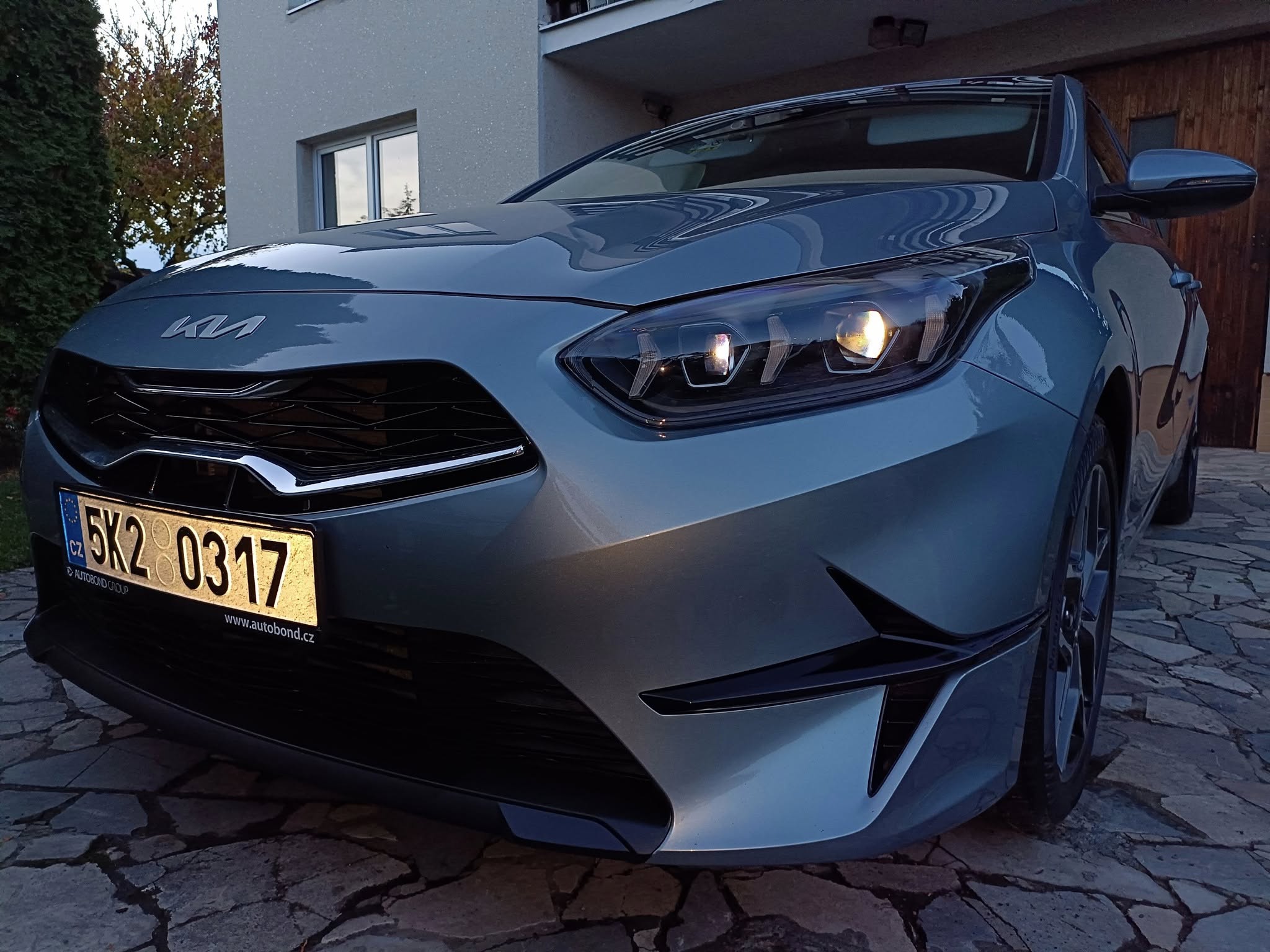 Detailní ruční mytí exteriéru auta – čištění kol, prahů a karoserie