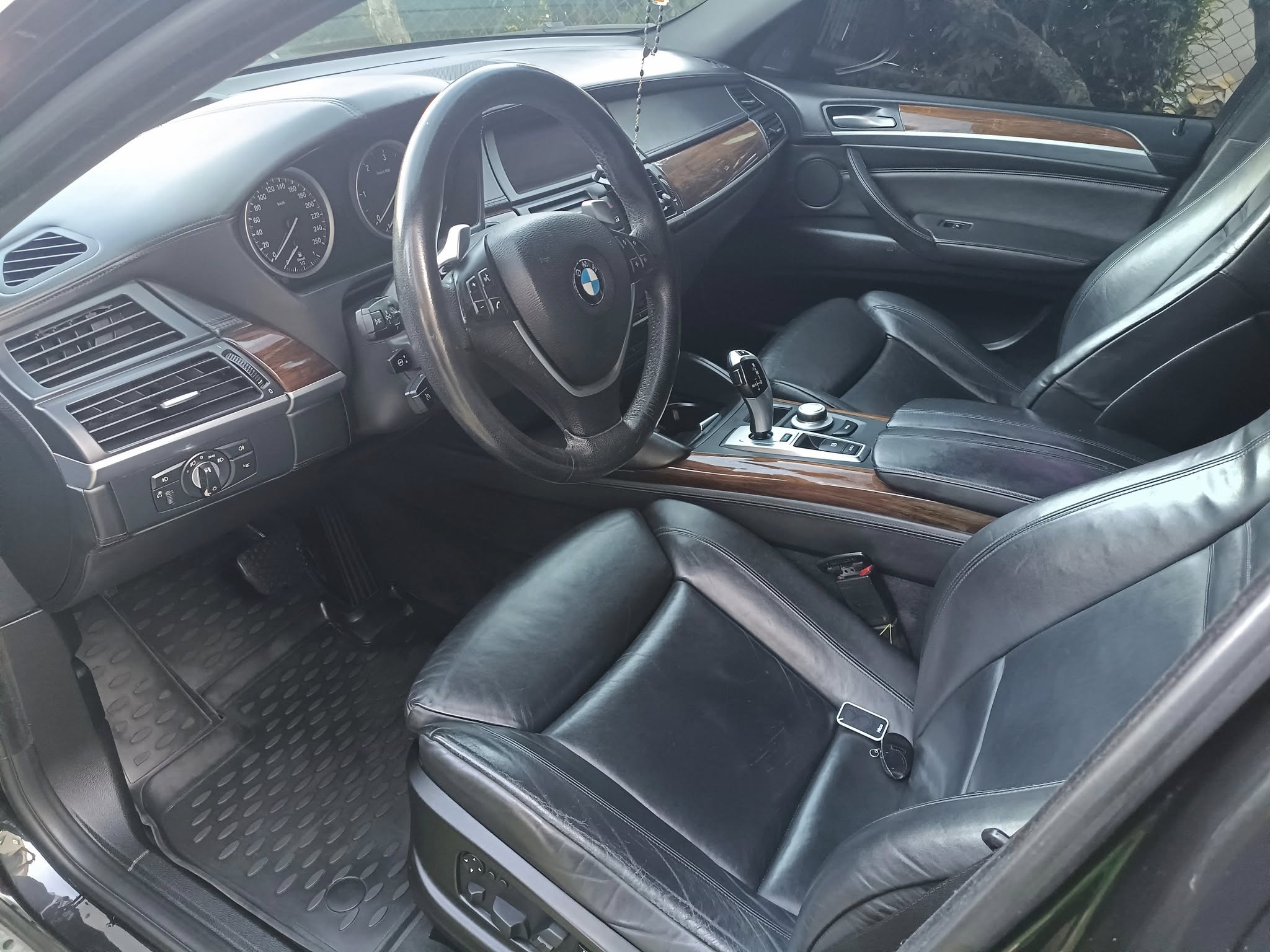 Ruční čištění interiéru auta – DETAIL: kondicionér na kožený interiér Berounsko